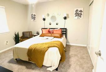 The Cozy Suite -1 bdrm- 30 mins from everything allows 18 year olds to book a room
