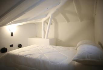 Conjunto San Fernando allows 18 year olds to book a room