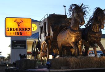 Truckerz Inn has rooms with a private hot tub