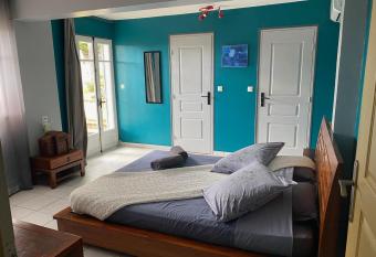 DOMENJOD CHAMBRE Ind  pendante allows 18 year olds to book a room