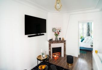 Suite L   clipse Paris, logement avec jacuzzi,    10 minutes des Champs Elys  es has rooms with a private hot tub