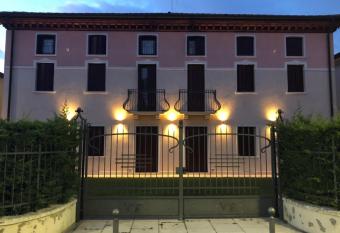 Villa Giotto Luxury Suite & Apartments has Balcony rooms