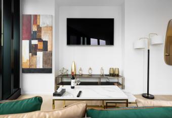 Essence MSQ W has rooms with a private hot tub