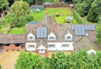 Large 5 Bedroom House sleeps 10-23 weekend plus 3 bedroom add on sleeps another 6-7 allows 18 year olds to book a room