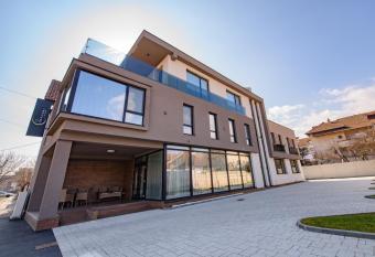 Vila Sarisa allows 18 year olds to book a room