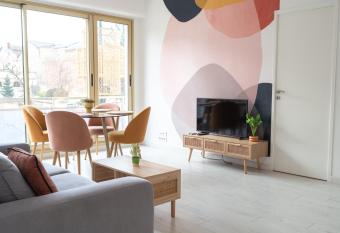 Superbe appartement avenue de Champagne + parking has Balcony rooms