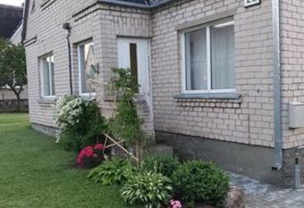 U  upio namai has rooms with a private hot tub