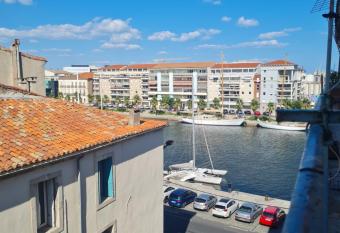 Chez Nicola & Aur  lie, sur les quais de S  te has Balcony rooms
