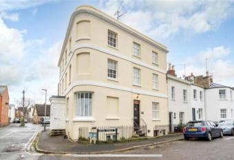 Unique & Stylish Town House, central Cheltenham has Balcony rooms
