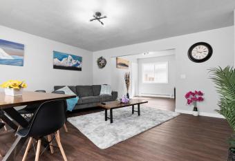 Peaks of Alaska - Minimalist Home & Art Gallery has Balcony rooms