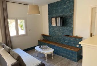 Maison de plein pied divis  e en 2 appartements F3 independant, situ      Jacou,    15km des plages, 5km de montpellier centre, attention le tarif propos   est pour un appartement si vous souhaitez louer les 2 r  servez 2 h  bergements has Balcony rooms