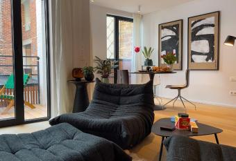 Beautiful Days Duplex - center Spa allows 18 year olds to book a room