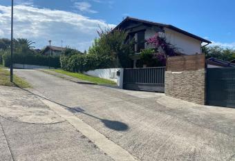 Jolie appartement individuel, dans un quartier calme tr  s proche de la plage. has Balcony rooms