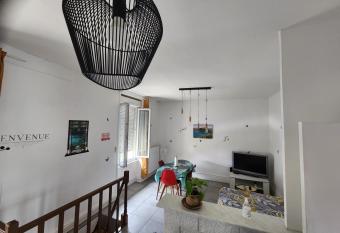 Appartement duplex F2 tout confort proche centre ville avec parking gratuit has Balcony rooms