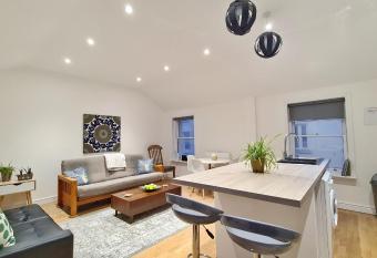 Modern & Central, Perfect Beach Getaway- 2min Walk has Balcony rooms