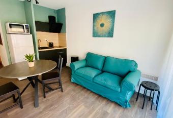 CALYSPO Super appart    100m de la mer parking gratuit has Balcony rooms