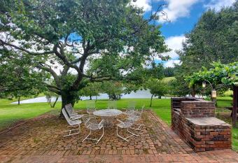 Apple Blossom Cottage has Balcony rooms