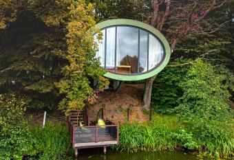 AKIS namelis medyje- Dinosaur Park allows 18 year olds to book a room