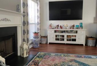 Cozy 2-Bedroom 10 minutes from Stone Mountain park has Balcony rooms