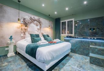 Le Mus  e d   Aphrodite / JACUZZI has rooms with a private hot tub