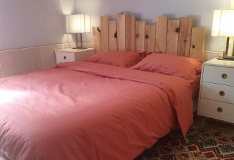 Maison bord de Marne 8min disneyland et val d Europe has Balcony rooms
