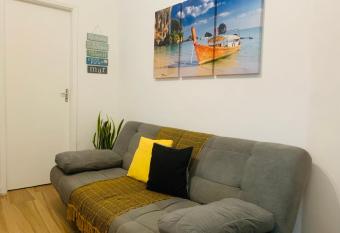 Apartamento Copacabana Qt e Sala a 3 quadras da praia e do Metr   - 250 MB allows 18 year olds to book a room