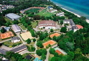 Centralny O  rodek Sportu - Cetniewo we W  adys  awowie allows 18 year olds to book a room