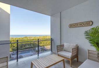 Lush Beachfront living with Parking Pool and BBQ allows 18 year olds to book a room