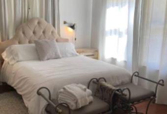 Clinton Home Guest Room - Private Bath Shared commons allows 18 year olds to book a room