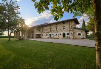 Casale San Pietro has Balcony rooms