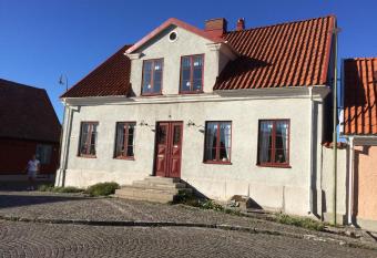 Klinttorget 1 allows 18 year olds to book a room