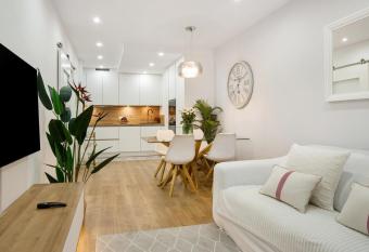 Apartamento al lado de la playa allows 18 year olds to book a room