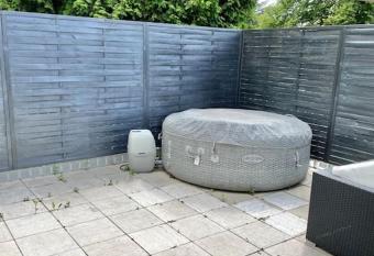 Whirlpool - zentral - Designloft mit XXL Terrasse has rooms with a private hot tub