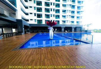 Aurora Vista Homestay Bangi at Vista Bangi With WIFI NETFLIX GYM SAUNA COWAY SWIMMING POOL-RIVER VIEW has rooms with a private hot tub