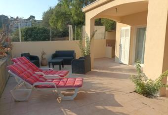 Tr  s bel appartement entier proche de la mer 2 chambres 1 salon allows 18 year olds to book a room