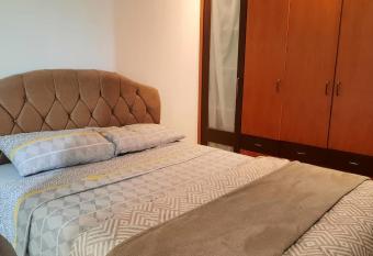 Lindo Apartamento com Vista para a Baia Sul allows 18 year olds to book a room