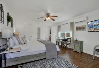 Cozy Casita! In Texas' Famous 290 Winery Corridor! has Balcony rooms