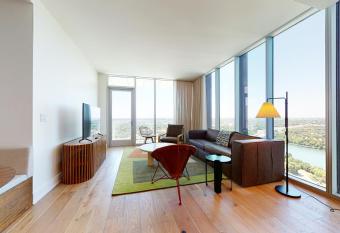 Natiivo Austin Swan has Balcony rooms