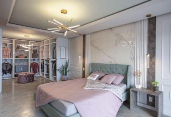 The Artisan - Boutique retreat with lake view. has rooms with a private hot tub