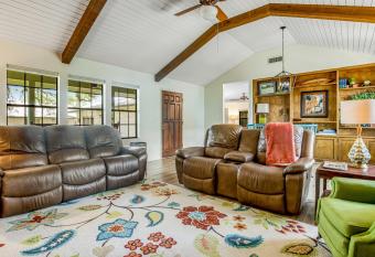 Cherry Oak Getaway has Balcony rooms