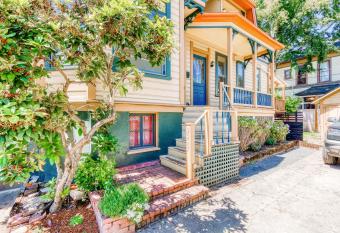 Northwest Perch has Balcony rooms