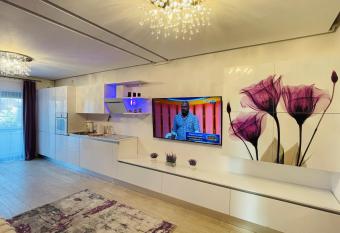 S&S Apartment-2 Bedrooms & Balcony allows 18 year olds to book a room