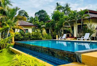 Mingmongkol Resort allows 18 year olds to book a room