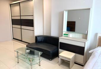 Spacious Studio Suite in Nagoya Batam has Balcony rooms