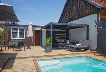 D  pendance au calme avec piscine allows 18 year olds to book a room