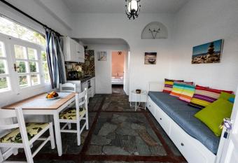 Tea & Sea Cosy apt has Balcony rooms