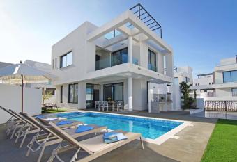 Villa Queen Eleanor has Balcony rooms