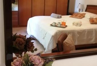 Camere Rosy has Balcony rooms