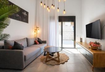 Shugi s Place Privet Pool Apartment allows 18 year olds to book a room