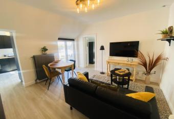 Lovely, renovated appartment, near the beach. allows 18 year olds to book a room